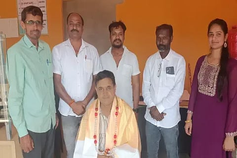 ನಗರ ಚಿಕ್ಕಪೇಟೆಯಲ್ಲಿ ಆಯೋಜಿಸಿದ್ದ ಕಾರ್ಯಕ್ರಮದಲ್ಲಿ ಯಕ್ಷಗಾನ ಕಲಾವಿದ ಮಹಬಲೇಶ್ವರ ಭಟ್ ಅವರನ್ನು ಸನ್ಮಾನಿಸಲಾಯಿತು. ಎನ್.ವೈ.ಸುರೇಶ್, ಕೆ.ಎಸ್.ಶರಣ್ಯಾ, ದೇವರಾಜ ಇತರರಿದ್ದರು.