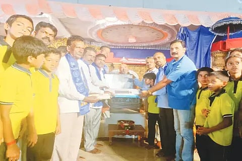 ಹೊಸನಗರ ತಾಲೂಕಿನ ಮಂಡ್ರಳ್ಳಿ ಸರ್ಕಾರಿ ಶಾಲೆಗೆ ಉಚಿತವಾಗಿ ಕಂಪ್ಯೂಟರ್ ಅನ್ನು ಡಾ. ಅಂಬೇಡ್ಕರ್ ಆದಿಜಾಂಬವ ರಾಜ್ಯ ಸಮಿತಿ ಅಧ್ಯಕ್ಷ ಎನ್.ಪ್ರಕಾಶ್ ಹಸ್ತಾಂತರಿಸಿದರು. ಶ್ರಿ ರಾಘವೇಶ್ವರ ಭಾರತೀ ಸ್ವಾಮೀಜಿ, ವಿಶುಕುಮಾರ್, ಎಂ.ಎಸ್.ಪುಟ್ಟಪ್ಪ ಇತರರಿದ್ದರು.