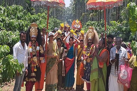  ಹೊಸಪಟ್ಟಣ ಗ್ರಾಮದಲ್ಲಿ ನಡೆದ ಶ್ರೀ ಬಸವೇಶ್ವರ ಹಾಗೂ ಕನ್ನಂಬಾಡಮ್ಮ ದೇವರ ವಾರ್ಷಿಕ ಪೂಜೋತ್ಸವ ಸಂದರ್ಭ ಗಂಗಾಸ್ನಾನಕ್ಕಾಗಿ ಭಕ್ತರು ಕಾವೇರಿ ನದಿಗೆ ತೆರಳಿದರು.