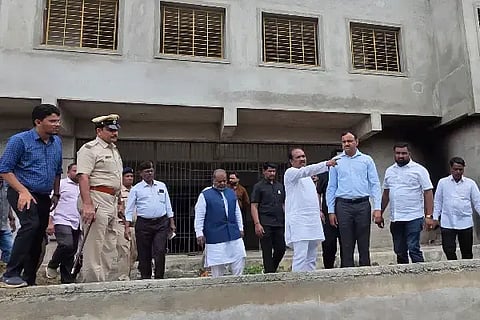 ಹಳೇ ಹುಬ್ಬಳ್ಳಿಯಲ್ಲಿ  (Hospital Opening)ನಿರ್ವಣವಾಗುತ್ತಿರುವ 100 ಹಾಸಿಗೆಗಳ ಆಸ್ಪತ್ರೆಗೆ ಶಾಸಕ ಪ್ರಸಾದ ಅಬ್ಬಯ್ಯ ಅಧಿಕಾರಿಗಳೊಂದಿಗೆ ಭೇಟಿ ನೀಡಿ ಪರಿಶೀಲನೆ ನಡೆಸಿದರು.