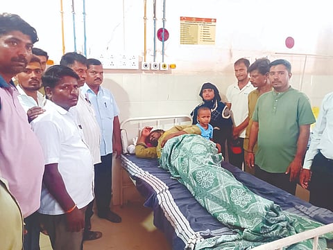ನರಗುಂದ ಸರ್ಕಾರಿ ತಾಲೂಕು ಆಸ್ಪತ್ರೆಯಲ್ಲಿ ಚಿಕಿತ್ಸೆ ಪಡೆಯುತ್ತಿರುವ ನೀರುಘಂಟಿ ಹುಸೇನಸಾಬ ಹವಾಲ್ದಾರ.
