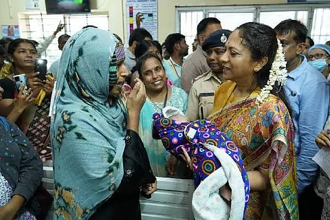 ರಾಜ್ಯ ಮಹಿಳಾ ಆಯೋಗದ ಅಧ್ಯಕ್ಷೆ ಡಾ. ನಾಗಲಕ್ಷ್ಮಿ ಚೌಧರಿ ಮಹಿಳೆಯರ ಮತ್ತು ಮಕ್ಕಳ ಆಸ್ಪತ್ರೆಗೆ ಭೇಟಿ ನೀಡಿದ್ದ ವೇಳೆ ಮಗುವೊಂದನ್ನು ಎತ್ತಿಕೊಂಡು, ಮಗುವಿನ ತಾಯಿಯೊಂದಿಗೆ ಮಾತನಾಡಿದರು.  