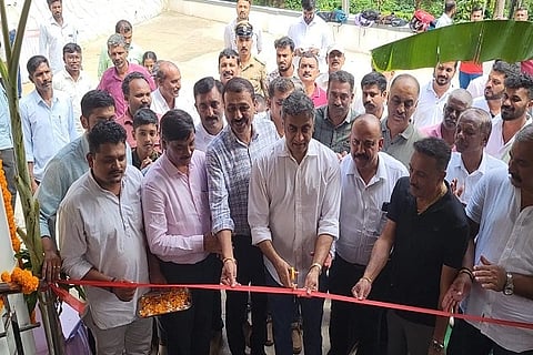 ಕುಟ್ಟ ಗ್ರಾಮದಲ್ಲಿ 3.23 ಕೋಟಿ ರೂ. ವೆಚ್ಚದಲ್ಲಿ ನಿರ್ಮಿಸಿರುವ ಪರಿಶಿಷ್ಟ ಪಂಗಡದ ಮೆಟ್ರಿಕ್ ಪೂರ್ವ ಬಾಲಕರ ವಿದ್ಯಾರ್ಥಿ ವಸತಿ ನಿಲಯ ವನ್ನು ಶಾಸಕ ಎ.ಎಸ್. ಪೊನ್ನಣ್ಣ ಉದ್ಘಾಟಿಸಿದರು. ತೀತಿರ ಧರ್ಮಜ ಉತ್ತಪ್ಪ, ಮೀದೇರಿರ ನವೀನ್, ಕಾಳಿಮಾಡ ಪ್ರಶಾಂತ್, ಹೊನ್ನೇಗೌಡ ಮತ್ತಿತರರು ಇದ್ದರು.  28ಎಂಡಿಕೆ06: ಶಾಸಕ ಎ.ಎಸ್. ಪೊನ್ನಣ್ಣ ಉದ್ಘಾಟಿಸಿದ ಸುಸಜ್ಜಿತ ವಸತಿ ನಿಲಯ