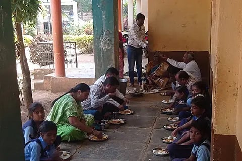ಬ್ಯಾಡಗಿ ತಾಲೂಕಿನ ತಡಸ ಗ್ರಾಮದ ಸರ್ಕಾರಿ ಹಿರಿಯ ಪ್ರಾಥಮಿಕ ಶಾಲೆಯಲ್ಲಿ ವಿದ್ಯಾರ್ಥಿಗಳೊಂದಿಗೆ ಬಿಸಿಯೂಟ hot meal school ಸೇವಿಸಿದ ತಾಪಂ ಇಒ ಮಲ್ಲಿಕಾರ್ಜುನ.