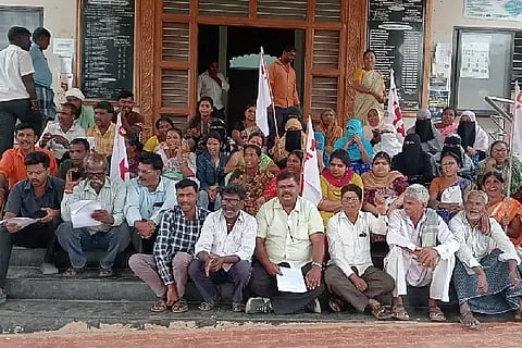 ಶಿಗ್ಗಾಂವಿ ಪಟ್ಟಣದ ಪುರಸಭೆ ಎದುರು ಡಿವೈಎಫ್ ನಗರ ಸಮಿತಿ ಹಾಗೂ ಜಿ+1 ಮನೆ ಫಲಾನುಭವಿಗಳ house beneficiaries ಹೋರಾಟ ಸಮಿತಿ ನೇತೃತ್ವದಲ್ಲಿ ನಿವಾಸಿಗಳು ಮಂಗಳವಾರ ಪ್ರತಿಭಟನೆ ನಡೆಸಿದರು.