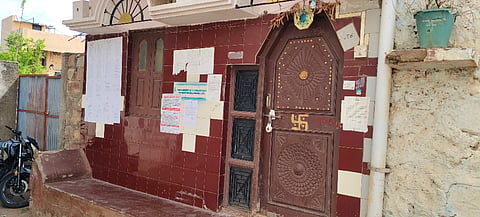 ನರಗುಂದ ಲೋಧಿಗಲ್ಲಿ ಬಡಾವಣೆಯಲ್ಲಿ ಲೀಸ್ ಪಡೆದಿರುವ ಮನೆಗೆ  house lease ಖಾಸಗಿ ಹಣಕಾಸು ಸಂಸ್ಥೆಯವರು ಬೀಗ ಹಾಕಿರುವುದು.