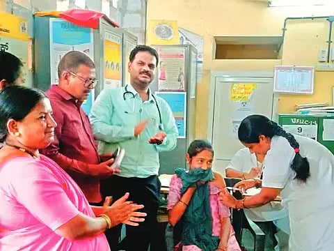 ದಾವಣಗೆರೆಯ ಪಿಎಚ್‌ಸಿಯೊಂದರಲ್ಲಿ ಬಾಲಕಿಗೆ ಎಚ್‌ಪಿವಿ ಡೋಸ್ ನೀಡುತ್ತಿರುವ ಸಿಬ್ಬಂದಿ. 
