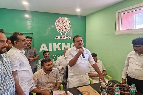  ಆಲ್ ಇಂಡಿಯಾ ಕೇರಳ ಮುಸ್ಲಿಂ ಕಲ್ಚರಲ್ ಸೆಂಟರ್ ಸಂಸ್ಥೆಯ ಮಡಿಕೇರಿ ಘಟಕವನ್ನು ಆರೋಗ್ಯ ಸಚಿವ ಯು.ಟಿ. ಖಾದರ್ ಉದ್ಘಾಟಿಸಿದರು. ಎಂ.ಕೆ. ನೌಶಾದ್, ಡಾ. ಕರುಂಬಯ್ಯ, ತೆನ್ನಿರ ಮೈನಾ ಮತ್ತಿತರರು ಇದ್ದರು.