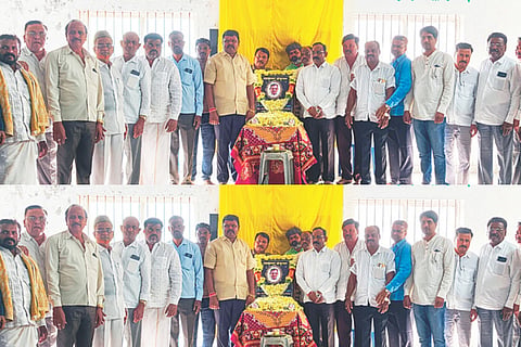 ಹರಪನಹಳ್ಳಿಯಲ್ಲಿ ಅಖಿಲ ಭಾರತ ವೀರಶೈವ ಮಹಾಸಭಾ ರಾಷ್ಟ್ರೀಯ ಅಧ್ಯಕ್ಷ, ಶಾಸಕ ಡಾ.ಶಾಮನೂರು ಶಿವಶಂಕರಪ್ಪ ಅವರಿಗೆ ಶ್ರದ್ಧಾಜಲಿ ಸಲ್ಲಿಸಲಾಯಿತು. ವಾಲ್ಮೀಕಿ ಸಮಾಜದ ತಾಲೂಕು ಘಟಕದ ಮಾಜಿ ಅಧ್ಯಕ್ಷರಾದ ಕೆ.ಉಚ್ಚಂಗೆಪ್ಪ, ಎಚ್.ಕೆ.ಮಂಜುನಾಥ, ನಿವೃತ್ತ ಶಿಕ್ಷಕ ತೆಲಿಗಿ ಅಂಜಿನಪ್ಪ, ಪ್ರಮುಖರಾದ ಬೇಲೂರು ಸಿದ್ದೇಶ್, ಎಸ್.ಶಿವಪ್ಪ, ಕಡಕೋಳ್, ನೂರುದ್ದೀನ್, ಸತ್ತಾರ್ ಸಾಹೇಬ್ ಇತರರಿದ್ದರು. 