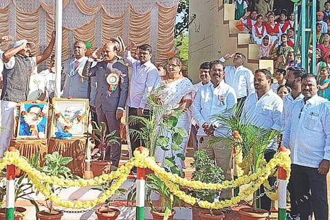 ಹರಪನಹಳ್ಳಿ ತಾಲೂಕು ಕ್ರೀಡಾಂಗಣದಲ್ಲಿ ಎಸಿ ಟಿ.ಸುರೇಶಕುಮಾರ್ ಧ್ವಜಾರೋಹಣ ನೆರವೇರಿಸಿದರು. ತಹಸೀಲ್ದಾರ್ ಬಿ.ವಿ.ಗಿರೀಶ್‌ಬಾಬು, ನಗರಸಭೆ ಪ್ರಭಾರ ಪೌರಾಯುಕ್ತೆ ರೇಣುಕಾ ಎಸ್.ದೇಸಾಯಿ, ಬಿಇಒ ಲೇಪಾಕ್ಷಪ್ಪ ಎಚ್., ತಾಪಂ ಇಒ ಚಂದ್ರಶೇಖರ ವೈ.ಎಚ್. ಇತರರಿದ್ದರು. 