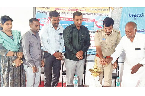 ಅರಸೀಕೆರೆ ಪ್ರಥಮ ದರ್ಜೆ ಕಾಲೇಜಿನಲ್ಲಿ ಆಯೋಜಿಸಿದ್ದ ಅಂತಾರಾಷ್ಟ್ರೀಯ ಮಾದಕ ದ್ರವ್ಯ ಮತ್ತು ಅಕ್ರಮ ಸಾಗಣೆ ವಿರೋಧಿ ದಿನಾಚರಣೆ ಕಾರ್ಯಕ್ರಮವನ್ನು ಪಿಎಸ್‌ಐ ವಿಜಯ್ ಕೃಷ್ಣ ಉದ್ಘಾಟಿಸಿದರು. ಉಪನ್ಯಾಸಕ ಎಚ್.ಪಂಪಣ್ಣ, ಪೊಲೀಸ್ ಸಿಬ್ಬಂದಿ ರವಿನಾಯ್ಕ, ಪೂರ್ಯಾನಾಯ್ಕ, ವಿಷ್ಣುನಾಯ್ಕ, ದೇವೇಂದ್ರ ನಾಯ್ಕ, ಸೋಮಣ್ಣ ಇದ್ದರು.