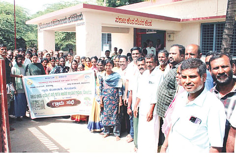 ಕುಂಚೂರು ಗ್ರಾಮದಲ್ಲಿ ವಿಕಸಿತ ಭಾರತ-ಉದ್ಯೋಗ ಖಾತ್ರಿ ಹಾಗೂ ಅಜೀವಿಕ ಅಭಿಯಾನ ಯೋಜನೆಯಡಿ ಗ್ರಾಮ ಸಭೆ ನಡೆಸಲಾಯಿತು. ತಾಪಂ ಎಡಿ ಸೋಮಶೇಖರ ಯು.ಎಚ್., ಪಿಡಿಒ ಟಿ.ಅಂಜಿನಪ್ಪ, ಟಿಐಇಸಿ ವಸಿಗೇರಪ್ಪ ಕೆ.ಚಾಗನೂರು, ಕಾರ್ಯದರ್ಶಿ ಕೆಂಚಪ್ಪ, ಡಿಇಒ ಚಂದ್ರಶೇಖರ್, ಜಿಕೆಎಂ ಮಂಜುಳಾ, ಪ್ರಮುಖರಾದ ಸಂಜೀವಪ್ಪ, ಚನ್ನಬಸವನಗೌಡ, ರೈತ ಮುಖಂಡರು, ಕಾಯಕ ಬಂಧುಗಳು, ಸ್ವಸಹಾಯ ಸಂಘದ ಸದಸ್ಯರು, ಕೂಲಿ ಕಾರ್ಮಿಕರು ಇದ್ದರು.