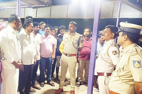 ಅರಸೀಕೆರೆ ಗ್ರಾಮದಲ್ಲಿ ಪೊಲೀಸ್ ಇಲಾಖೆಯಿಂದ ಸಾರ್ವಜನಿಕರಿಗೆ ಜಾಗೃತಿ ಮೂಡಿಸಲಾಯಿತು. ಡಿವೈಎಸ್ಪಿ ಡಾ.ಸಂತೋಷ ಚವ್ಹಾಣ್, ಸಿಪಿಐ ಮಾಹಾಂತೇಶ ಸಜ್ಜನ್, ಪಿಎಸ್‌ಐ ವಿಜಯ ಕೃಷ್ಣ, ಸಿಬ್ಬಂದಿ ಪಿಕ್ಯಾನಾಯ್ಕ, ಜಾತಪ್ಪ, ಕೊಟ್ರೇಶ್, ಗುರ್ಯನಾಯ್ಕ, ಹನುಮಂತಪ್ಪ ಇತರರಿದ್ದರು.