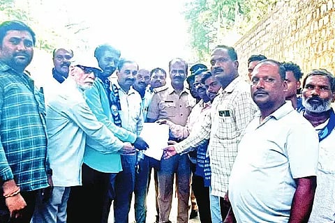 ಹರಿಹರದ ಹರಪನಹಳ್ಳಿ ಹೆದ್ದಾರಿ ರೈಲ್ವೆ ಕೆಳ ಸೇತುವೆ ರಸ್ತೆ ದುರಸ್ತಿಗೆ ಆಗ್ರಹಿಸಿ ಆಲ್ ಇಂಡಿಯಾ ಬಹುಜನ ಸಮಾಜವಾದಿ ಪಾರ್ಟಿ ಹಾಗೂ ವಿವಿಧ ಸಂಘ, ಸಂಸ್ಥೆಗಳ ಪದಾಧಿಕಾರಿಗಳು ಸೋಮವಾರ ರಸ್ತೆ ತಡೆ ನಡೆಸಿ ಪ್ರತಿಭಟಿಸಿದರು. ಡಿ. ಹನುಮಂತಪ್ಪ, ಐರಣಿ ಹನುಮಂತಪ್ಪ, ಆರ್. ಶ್ರೀನಿವಾಸ್ ಇದ್ದರು.protest