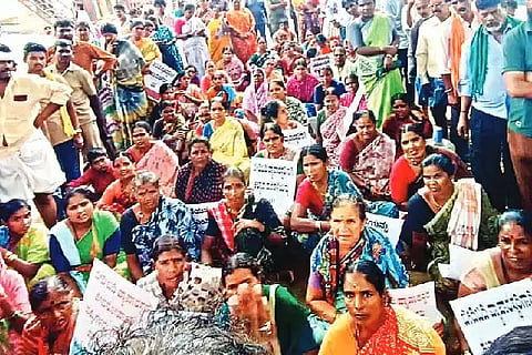 protest ವಾರದ ಸಂತೆ ಸ್ಥಳಾಂತರಕ್ಕೆ ವಿರೋಧಿಸಿ ಹರಿಹರದಲ್ಲಿ ಮಂಗಳವಾರ ಬೀದಿಬದಿ ವ್ಯಾಪಾರಸ್ಥರು ಶಿವಮೊಗ್ಗ ರಸ್ತೆಯ ಸಂತೆ ನಡೆಯುವ ಸ್ಥಳದಲ್ಲಿ ತೀವ್ರ ಪ್ರತಿಭಟನೆ ನಡೆಸಿದರು.
