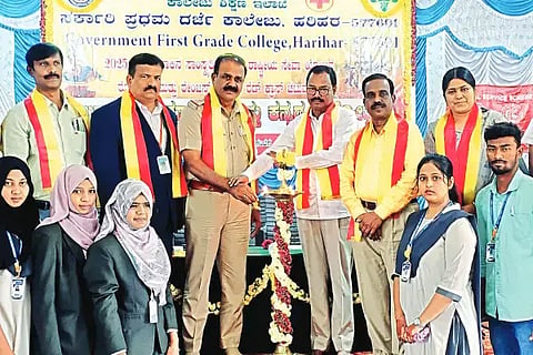 ಹರಿಹರ ನಗರದ ಸರ್ಕಾರಿ ಪ್ರಥಮ ದರ್ಜೆ ಕಾಲೇಜಿನಲ್ಲಿ ಮಂಗಳವಾರ ಹಮ್ಮಿಕೊಂಡಿದ್ದ ಸಾಂಸ್ಕೃತಿಕ, ಕ್ರೀಡೆ, ಎನ್‌ಎಸ್‌ಎಸ್ ಚಟುವಟಿಕೆಗಳ ಉದ್ಘಾಟನೆ ಕಾರ್ಯಕ್ರಮಕ್ಕೆ ನಿವೃತ್ತ ಪ್ರಾಚಾರ್ಯ ಡಾ.ಎಂ. ಮಂಜಣ್ಣ ಚಾಲನೆ ನೀಡಿದರು. ಆರ್.ಎಫ್. ದೇಸಾಯಿ, ಡಾ.ಎಂ.ಎನ್. ರಮೇಶ್, ಡಾ.ಎಚ್.ಪಿ. ಅನಂತನಾಗ್ ಇದ್ದರು.