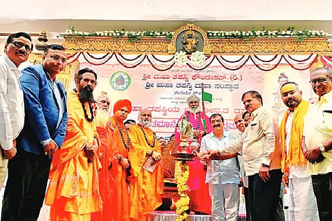 ಹರಿಹರದಲ್ಲಿ ಶನಿವಾರ ಆಯೋಜಿಸಿದ್ದ ಲಿಂ. ಉಜ್ಜಯಿನಿ ಸಿದ್ಧಲಿಂಗ ಶ್ರೀಗಳ ತಪಸ್ಸು, ಸಾಧನೆಯ ಶತಮಾನೋತ್ಸವ ಸಮಾರಂಭವನ್ನು ಶಾಸಕ ಬಿ.ಪಿ. ಹರೀಶ್ ಉದ್ಘಾಟಿಸಿದರು. ಡಾ. ರಂಭಾಪುರಿ ಶ್ರೀಗಳು, ಆವರಗೊಳ್ಳ ಹಿರೇಮಠದ ಓಂಕಾರ ಶಿವಾಚಾರ್ಯರು, ಫೌಂಡೇಶನ್ ಉಪಾಧ್ಯಕ್ಷ ಪ್ರೊ.ಸಿ.ವಿ. ಪಾಟೀಲ್ ಇತರರಿದ್ದರು.