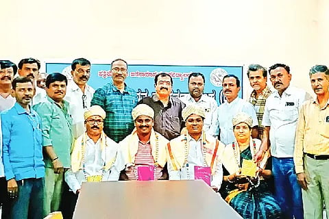 ಹರಿಹರ ಪತ್ರಿಕಾ ಭವನದಲ್ಲಿ ತಾಲೂಕು ಕಾನಿಪ ಘಟಕದಿಂದ ಜಿಲ್ಲಾ ಪತ್ರಕರ್ತರ ಸಂಘಕ್ಕೆ ನೂತನವಾಗಿ ಆಯ್ಕೆಯಾದ ಸದಸ್ಯರನ್ನು ಸನ್ಮಾನಿಸಲಾಯಿತು. ಶಾಸಕ ಬಿ.ಪಿ. ಹರೀಶ್, ಶಾಂಭವಿ ನಾಗರಾಜ್, ಕೀರ್ತಿಕುಮಾರ್, ಶೇಖರ್‌ಗೌಡ ಇದ್ದರು.Honorary program