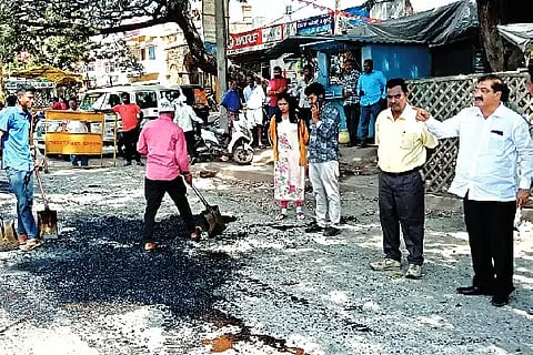 ಹರಿಹರ ನಗರದ ಎಲ್‌ಐಸಿ ಕಚೇರಿಯಿಂದ ಗಾಂಧಿ ವೃತ್ತರದವರೆಗೆ ನಡೆಯುತ್ತಿರುವ ರಸ್ತೆ ಡಾಂಬರೀಕರಣ ಕಾಮಗಾರಿಯನ್ನು ಶುಕ್ರವಾರ ಶಾಸಕ ಬಿ.ಪಿ.ಹರೀಶ್ ವೀಕ್ಷಣೆ ಮಾಡಿದರು.