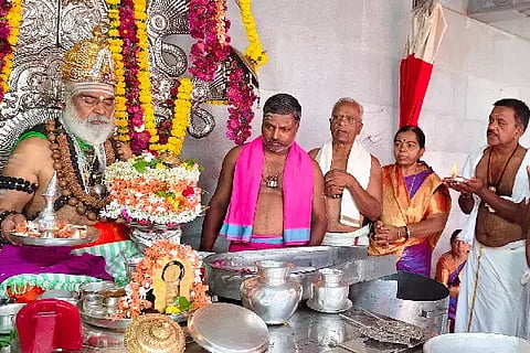 cultureಮಲೆಬೆನ್ನೂರು-ಕುಂಬಳೂರು ಶ್ರೀ ಭದ್ರಕಾಳಿ ಸಮೇತ ಶ್ರೀ ವೀರಭದ್ರೇಶ್ವರ ದೇವಸ್ಥಾನದ ವಾರ್ಷಿಕೋತ್ಸವದ ಪ್ರಯುಕ್ತ ಶ್ರೀ ರಂಭಾಪುರಿ ಜಗದ್ಗುರುಗಳು ಇಷ್ಟಲಿಂಗ ಮಹಾಪೂಜೆ ನೆರವೇರಿಸಿದರು.