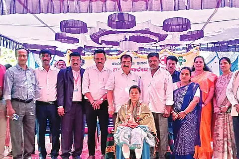 ಹರಿಹರ ನಗರದ ಸರ್ಕಾರಿ ಪ್ರಥಮ ದರ್ಜೆ ಕಾಲೇಜಿನಲ್ಲಿ ಸೋಮವಾರ ಆಯೋಜಿಸಿದ್ದ ಸಮಾರೋಪ ಸಮಾರಂಭದಲ್ಲಿ ಬಿಎಸ್‌ಸಿ ಪದವಿಯಲ್ಲಿ 10ನೇ ರ‌್ಯಾಂಕ್ ಪಡೆದ ಮಾನಸ ಉತ್ತಿಗಿಗೆ ಶಾಸಕ ಬಿ.ಪಿ. ಹರೀಶ್ ಪ್ರತಿಭಾ ಪುರಸ್ಕಾರ ನೀಡಿ ಗೌರವಿಸಿದರು. ಡಾ. ರಮೇಶ್.ಎಂ.ಎನ್ ಇತರರು ಇದ್ದರು. ai