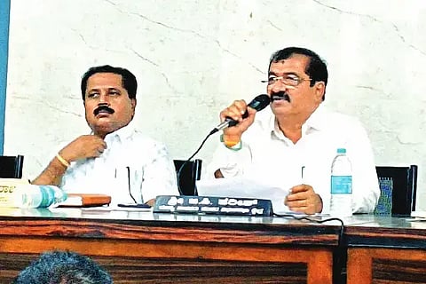ಹರಿಹರದ ತಾಪಂ ಸಭಾಂಗಣದಲ್ಲಿ ಸೋಮವಾರ ಆಯೋಜಿಸಿದ್ದ ಕುಂದುಕೊರತೆ ಸಭೆಯಲ್ಲಿ ಶಾಸಕ ಬಿ.ಪಿ. ಹರೀಶ್ ವಾತನಾಡಿದರು. ಸಂತೋಷ್ ಕುವಾರ್, ಈರಮ್ಮ , ಬಸವರಾಜ್ ಇದ್ದರು. problem