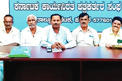 ಹರಿಹರ ನಗರದ ಪತ್ರಿಕಾ ಭವನದಲ್ಲಿ ಗುರುವಾರ ಸುದ್ದಿಗೋಷ್ಠಿಯಲ್ಲಿ ಎಂ.ಎಸ್. ಆನಂದ್ ಕುಮಾರ್, ಎಲ್.ಬಿ. ಹನುಮಂತಪ್ಪ, ಎಚ್.ಶಿವಪ್ಪ ಇದ್ದರು.convention