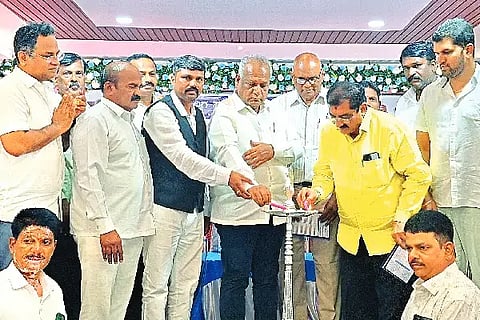 ಹರಿಹರ ನಗರದ ಕಾಟ್ವೆ ಭವನದಲ್ಲಿ ಶನಿವಾರ ಹಮ್ಮಿಕೊಂಡಿದ್ದ ಪ್ರತಿಭಾ ಪುರಸ್ಕಾರ ಕಾರ್ಯಕ್ರಮವನ್ನು ಶಾಸಕ ಬಿ.ಪಿ. ಹರೀಶ್ ಉದ್ಘಾಟಿಸಿದರು. ಎಸ್. ರಾಮಪ್ಪ, ನಂದಿಗಾವಿ ಶ್ರೀನಿವಾಸ್, ಎಂ.ಎಸ್. ಆನಂದ್‌ಕುಮಾರ್ ಇತರರಿದ್ದರು.developmental