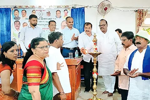 ಹರಿಹರ ನಗರಸಭೆಯಲ್ಲಿ ಶುಕ್ರವಾರ ಆಯೋಜಿಸಿದ್ದ ನೇರ ಪಾವತಿ ಪೌರಕಾರ್ಮಿಕರ ಆರೋಗ್ಯ ತಪಾಸಣೆ, ಅರಿವು ಮೂಡಿಸುವ ಕಾರ್ಯಕ್ರಮವನ್ನು ಶಾಸಕ ಬಿ.ಪಿ. ಹರೀಶ್ ಉದ್ಘಾಟಿಸಿದರು. ಮುರಳಿ ಅಶೋಕ್ ಸಾಲಪ್ಪ, ಸಿದ್ದಲಿಂಗೇಶ್ವರ, ವೀರೇಶ್ ಇದ್ದರು. civil service
