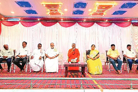 ಹರಿಹರ ತಾಲೂಕಿನ ರಾಜನಹಳ್ಳಿಯಲ್ಲಿ ಸೋಮವಾರ ವಾಲ್ಮೀಕಿ ಸಮಾಜದ ರಾಜ್ಯ ಮಟ್ಟದ ಜ್ವಲಂತ ಸಮಸ್ಯೆ ಕುರಿತ ಸಭೆಯಲ್ಲಿ ಪ್ರಸನ್ನಾನಂದ ಸ್ವಾಮೀಜಿ ಮಾತನಾಡಿದರು. ಶಾಂತಲಾ ಕೆ.ಎನ್. ರಾಜಣ್ಣ, ಕೆ.ಬಿ. ಮಂಜುನಾಥ್, ಎಂ.ಎಸ್. ಬಸವರಾಜಪ್ಪ, ಮಲ್ಲಪ್ಪ ಕೌಲಗಿ, ವಾಲ್ಮೀಕಿ ಸಮಾಜದ ಜಿಲ್ಲಾಧ್ಯಕ್ಷರಾದ ಮೋಹನ್ ಗುಡಿಸಲಮನಿ ಇದ್ದರು. valmiki community meeting