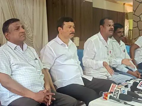 ದಾವಣಗೆರೆ ಸುದ್ದಿಗೋಷ್ಠಿಯಲ್ಲಿ ಪಂಚಮಸಾಲಿ ಸಮಾಜದ ಮುಖಂಡ ಎಚ್.ಎಸ್.ನಾಗರಾಜ್, ಅಶೋಕ್ ಗೋಪನಾಳ್, ಚನ್ನಬಸಪ್ಪ ಚಿಕ್ಕಮೇಗಳಗೆರೆ, ರುದ್ರಪ್ಪ ಸೋಗಿ ಇದ್ದರು. 