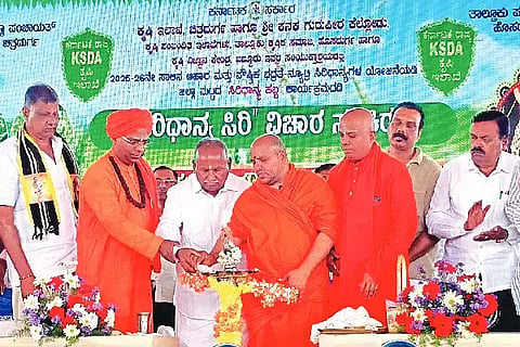 ಹೊಸದುರ್ಗ ತಾಲೂಕಿನ ಕೆಲೋಡಿನ ಕಾಗಿನೆಲೆ ಕನಕ ಗುರು ಪೀಠದ ಆವರಣದಲ್ಲಿ ಶನಿವಾರ ಕೃಷಿ ಇಲಾಖೆ ಆಯೋಜಿಸಿದ್ದ ಸಿರಿಧಾನ್ಯ ಮೇಳವನ್ನು ಶಾಸಕ ಬಿ.ಜಿ. ಗೋವಿಂದಪ್ಪ ಉದ್ಘಾಟಿಸಿದರು. ಶ್ರೀ ಈಶ್ವರಾನಂದಪುರಿ ಸ್ವಾಮೀಜಿ, ಶ್ರೀ ಬಸವ ಮರಳುಸಿದ್ದ ಸ್ವಾಮೀಜಿ, ಶ್ರೀ ಚನ್ನಬಸವ ಸ್ವಾಮೀಜಿ, ಕಾರೇಹಳ್ಳಿ ಬಸವರಾಜ, ಅರುಣ್ ಗೋವಿಂದಪ್ಪ ಇತರರಿದ್ದರು.