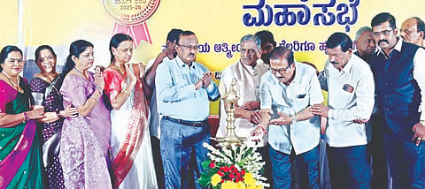 ಹೊಸದುರ್ಗದಲ್ಲಿ ಆಯೋಜಿಸಿದ್ದ ಸೀತಾರಾಘವ ಸೌಹಾರ್ದ ಸಹಕಾರ ಬ್ಯಾಂಕ್‌ನ 28ನೇ ವಾರ್ಷಿಕ ಮಹಾಸಭೆಯನ್ನು ಬ್ಯಾಂಕಿನ ಅಧ್ಯಕ್ಷ ಹಂಜಿ ಶಿವಸ್ವಾಮಿ ಉದ್ಘಾಟಿಸಿದರು. ಆದಿರಾಜಯ್ಯ, ನಾಗಲಾಂಬಿಕ ಕಲ್ಮಠ, ಪಾರ್ವತಮ್ಮ, ವೀಣಾ ಇತರರಿದ್ದರು. Bank