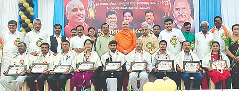 ಮಧುರೆ ಗ್ರಾಮದಲ್ಲಿ ಭಾನುವಾರ ಆಯೋಜಿಸಿದ್ದ ಭಗೀರಥ ಜಯಂತ್ಯುತ್ಸವ ಹಾಗೂ ಪ್ರತಿಭಾ ಪುರಸ್ಕಾರ ಕಾರ್ಯಕ್ರಮದಲ್ಲಿ ಸಾಧಕರನ್ನು ಸನ್ಮಾನಿಸಲಾಯಿತು. ಭಗೀರಥ ಶ್ರೀಗಳು, ಶಾಸಕ ಬಿ.ಜಿ. ಗೋವಿಂದಪ್ಪ, ಎಂಎಲ್ಸಿ ಕೆ.ಎಸ್.ನವೀನ ಇತರರಿದ್ದರು. Uppara