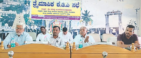 ಹೊಸದುರ್ಗ ತಾಪಂ ಸಭಾಂಗಣದಲ್ಲಿ ಸೋಮವಾರ ಆಯೋಜಿಸಿದ್ದ ತ್ರೈಮಾಸಿಕ ಕೆಡಿಪಿ ಸಭೆಯಲ್ಲಿ ಶಾಸಕ ಬಿ.ಜಿ. ಗೋವಿಂದಪ್ಪ ಮಾತನಾಡಿದರು. ತಹಸೀಲ್ದಾರ್ ತಿರುಪತಿ ವಿ. ಪಾಟೀಲ್, ಮಹಮ್ಮದ್ ಇಸ್ಮಾಯಿಲ್ಇದ್ದರು.  