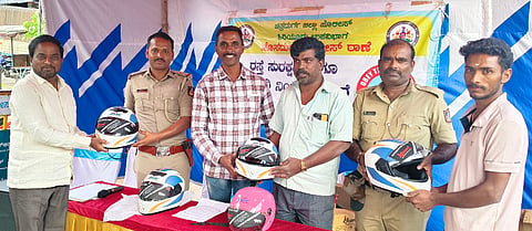 ಹೊಸದುರ್ಗದಲ್ಲಿ ಶನಿವಾರ ಪೋಲಿಸ್ ಇಲಾಖೆ ಆಯೋಜಿಸಿದ್ದ ರಸ್ತೆ ಸುರಕ್ಷತಾ ಸಪ್ತಾಹದಲ್ಲಿ ಉಚಿತವಾಗಿ ಹೆಲ್ಮೆಟ್ ವಿತರಿಸಲಾಯಿತು. ಪಿಎಸ್‌ಐ ಶ್ರೀಶೈಲ, ಸಿಬ್ಬಂದಿ ರಾಜು, ಪ್ರಸನ್ನ ಕುಮಾರ್ ಇದ್ದರು.road
