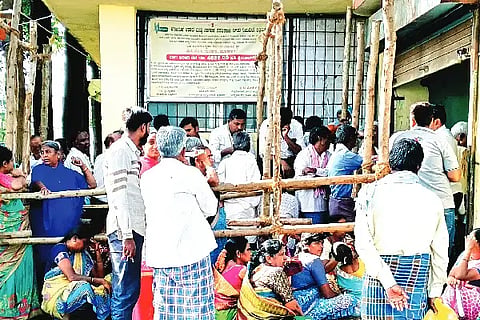  ಹೊಸದುರ್ಗದ ರಾಗಿ ನೋಂದಣಿ ಕೇಂದ್ರದಲ್ಲಿ ಸೋಮವಾರ ನೋಂದಣಿಗಾಗಿ ಕಾದು ಕುಳಿತಿರುವ ರೈತರು.
