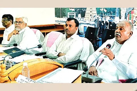PDO: ಹೊಸದುರ್ಗದ ತಾಪಂ ಸಭಾಂಗಣದಲ್ಲಿ ಗುರುವಾರ ಆಯೋಜಿಸಿದ್ದ ಗ್ರಾಪಂ ಪಿಡಿಒಗಳ ಪ್ರಗತಿ ಪರಿಶೀಲನೆ ಸಭೆಯಲ್ಲಿ ಶಾಸಕ ಬಿ.ಜಿ. ಗೋವಿಂದಪ್ಪ ಮಾತನಾಡಿದರು.