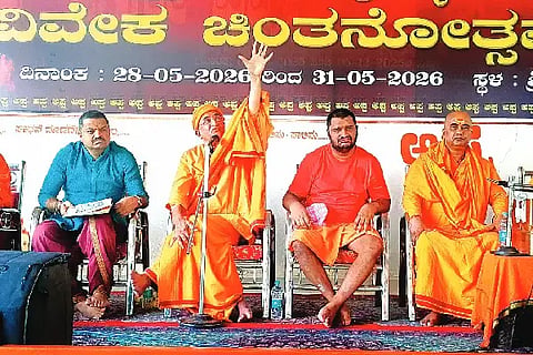 ಹೊಸದುರ್ಗದ ಸದ್ಗುರು ಸೇವಾಶ್ರಮದಲ್ಲಿ ಶನಿವಾರ ಆಯೋಜಿಸಿದ್ದ ವಿವೇಕ ಚಿಂತನೋತ್ಸವದ ಯುವ ಸಮ್ಮೇಳನದಲ್ಲಿ ಗದಗ ರಾಮಕೃಷ್ಣ ವಿವೇಕಾನಂದ ಆಶ್ರಮದ ಸ್ವಾಮಿ ನಿರ್ಭಯಾನಂದ ಸರಸ್ವತಿ ಸ್ವಾಮೀಜಿ ಮಾತನಾಡಿದರು. ಶ್ರೀಕಾಂತಾನಂದ ಸರಸ್ವತಿ ಸ್ವಾಮೀಜಿ, ಚಿಂತಕ ಚಕ್ರವರ್ತಿ ಸೂಲಿಬೆಲೆ, ಸ್ವಾಮಿ ವಿನಯಾನಂದ ಸರಸ್ವತಿ ಸ್ವಾಮೀಜಿ ಇತರರಿದ್ದರು. Youth