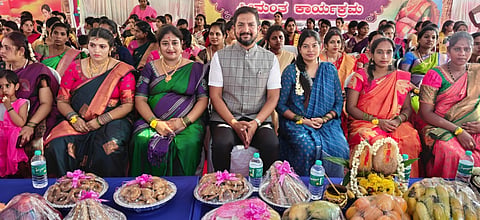 1:ಹೊಸಕೋಟೆ ತಾಲೂಕಿನ ಸಮೇತನಹಳ್ಳಿ ಗ್ರಾಮ ಪಂಚಾಯಿತಿ ವತಿಯಿಂದ ಆಯೋಜಿಸಿದ್ದ ಮಹಿಳಾ ಗ್ರಾಮಸಭೆ ಹಾಗೂ ಸಾಮೂಹಿಕ ಸೀಮಂತ ಕಾರ್ಯಕ್ರಮವನ್ನು ಶಾಸಕ ಶರತ್​ ಬಚ್ಚೇಗೌಡ ಉದ್ಘಾಟಿಸಿದರು.