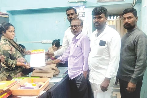 ಲಿಂಗಸಗೂರು ಸಿಡಿಪಿಒ ಕಚೇರಿ ಮೇಲ್ವಿಚಾರಕಿ ಶಶಿಕಲಾಗೆ ಕರವೇ ಬಂಡೇಬಾವಿ ಗ್ರಾಮ ಘಟಕದಿಂದ ಮನವಿ ಸಲ್ಲಿಸಲಾಯಿತು. ಘಟಕದ ಅಧ್ಯಕ್ಷ ನಿಂಗಾರೆಡ್ಡಿ, ಮುಖಂಡರಾದ ಕೆ.ವಿ ಕಳ್ಳಿಮಠ, ಮೌನೇಶ ಕಾಕಾನಗರ, ವೀರೇಶ ಮೇದಿನಾಪೂರ ಇದ್ದರು.