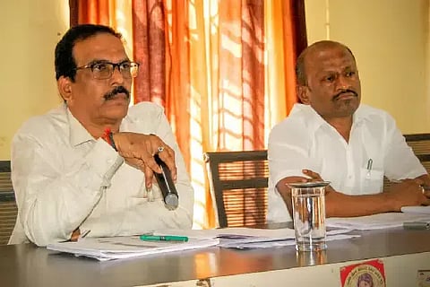 ಹುಬ್ಬಳ್ಳಿ ತಾಪಂ (water scarcity) ಸಾಮಾನ್ಯ ಸಭೆಯಲ್ಲಿ ಜಿಲ್ಲಾ ಪಂಚಾಯಿತಿ ಮುಖ್ಯ ಯೋಜನಾಧಿಕಾರಿ ದೀಪಕ ಮಡಿವಾಳರ ಮಾತನಾಡಿದರು. ತಾಪಂ ಸಹಾಯಕ ನಿರ್ದೇಶಕ ಚಂದ್ರಶೇಖರ ಕುರ್ತಕೋಟಿ ಇದ್ದರು.