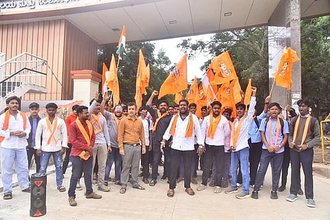 hubballi yuvakaru ನೀಟ್ ಪ್ರಶ್ನೆ ಪತ್ರಿಕೆ ಸೋರಿಕೆ ಖಂಡಿಸಿ ಇತ್ತೀಚೆಗೆ ನಡೆದ ಹೋರಾಟದ ವೇಳೆ ಹಿಂದೂ ಧರ್ಮ ಹಾಗೂ ರಾಷ್ಟ್ರದ ಸಾರ್ವಭೌಮತೆಗೆ ಧಕ್ಕೆ ತರಲಾಗಿದೆ ಎಂದು ಆರೋಪಿಸಿ ‘ಹುಬ್ಬಳ್ಳಿ ಯುವಕರು’ ನೇತೃತ್ವದಲ್ಲಿ ಹಲವರು, ಹುಬ್ಬಳ್ಳಿಯಲ್ಲಿ ಸೋಮವಾರ ಪ್ರತಿಭಟನೆ ನಡೆಸಿದರು.