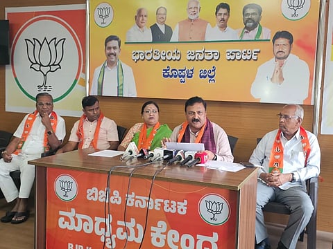 ಕೊಪ್ಪಳದಲ್ಲಿ ಹುಬ್ಬಳ್ಳಿ ಶಾಸಕ ಮಹೇಶ ಟೆಂಗಿನಕಾಯಿ ಮಾತನಾಡಿದರು. ವಿಪ ಸದಸ್ಯೆ ಹೇಮಲತಾ ನಾಯಕ, ಮಾಜಿ ಸಚಿವ ಹಾಲಪ್ಪ ಆಚಾರ್​, ಮಾಜಿ ಶಾಸಕ ಪರಣ್ಣ ಮುನವಳ್ಳಿ, ಬಿಜೆಪಿ ರಾಜ್ಯ ಕಾರ್ಯಕಾರಣಿ ಸದಸ್ಯ ಡಾ.ಬಸವರಾಜ ಕ್ಯಾವಟರ್​ ಇದ್ದರು. 