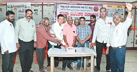 hubli hawkers ಹುಬ್ಬಳ್ಳಿಯಲ್ಲಿ ಪತ್ರಿಕಾ ಮಾರಾಟಗಾರರ ಸಂಘದಿಂದ ಪ್ರತಿಕಾ ವಿತರಕರ ದಿನವನ್ನು ಕೇಕ್​ ಕತ್ತರಿಸುವ ಮೂಲಕ ಆಚರಿಸಲಾಯಿತು. ಅಧ್ಯಕ್ಷ ಮನೋಹರ ಪರ್ವತಿ, ಉಪಾಧ್ಯಕ್ಷ ಹನಮಂತ ಮೆಣಸಿನಕಾಯಿ, ಸಿ.ಎಸ್​. ಹಿರೇಮಠ, ರಮೇಶ ಜಿತೂರಿ, ಅರುಣ ತೋಡಕರ ಇತರರು ಇದ್ದರು.