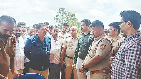 .ಹನಗೋಡು ಹೋಬಳಿಯ ಕೂಡ್ಲೂರು ಗ್ರಾಮದಲ್ಲಿ ಹುಲಿಯನ್ನು ಕೂಡಲೇ ಸೆರೆಹಿಡಿಯಬೇಕೆಂದು ಆಗ್ರಹಿಸಿ ರೈತರು  ಧರಣಿ ಸ್ಥಳಕ್ಕೆ  ಮಾಜಿ ಶಾಸಕ ಎಚ್.ಪಿ.ಮಂಜುನಾಥ್ ಭೇಟಿ ನೀಡಿ ಮಾಹಿತಿ ಪಡೆದರು. ಡಿಸಿಎಫ್ ಕಿರುಬನಾಥನ್,  ಡಿವೈಎಸ್ಪಿ ರವಿ  ಪೊಲೀಸ್ ಇನ್‌ಸ್ಪೆಕ್ಟರ್ ಸಂತೋಷ್ ಕಶ್ಯಪ್, ಎಸಿಎಫ್ ಕಿರಣ್ ಕುಮಾರ್ ಸೇರಿದಂತೆ ರೈತರು ಇದ್ದರು. ಕೂಡ್ಲೂರು ಗ್ರಾಮದಲ್ಲಿ ಹುಲಿ ಸೆರೆಗೆ ಕೂಂಬಿಂಗ್ ನಡೆಸುತ್ತಿರುವ ಸ್ಥಳಕ್ಕೆ ಮಾಜಿ ಶಾಸಕ ಎಚ್.ಪಿ.ಮಂಜುನಾಥ್ ಭೇಟಿ ನೀಡಿ, ಅಧಿಕಾರಿಗಳು ಹಾಗೂ ರೈತರೊಂದಿಗೆ ಚರ್ಚಿಸಿದರು.