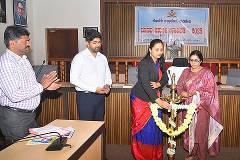 ಜಿಲ್ಲಾಧಿಕಾರಿ ಕಚೇರಿ ಸಭಾಂಗಣದಲ್ಲಿ ಜಿಲ್ಲಾಡಳಿತ ವತಿಯಿಂದ ಏರ್ಪಡಿಸಿದ್ದ ಮಾನವ ಹಕ್ಕುಗಳ ದಿನಾಚರಣೆ ಕಾರ್ಯಕ್ರಮವನ್ನು ಜಿಲ್ಲಾ ಕಾನೂನು ಸೇವಾ ಪ್ರಾಧಿಕಾರದ ಸದಸ್ಯ ಕಾರ್ಯದರ್ಶಿ ಹಾಗೂ ಹಿರಿಯ ಸಿವಿಲ್ ನ್ಯಾಯಾಧೀಶೆ ಶುಭಾ ಉದ್ಘಾಟಿಸಿದರು. ನಿತಿನ್ ಚಕ್ಕಿ, ಆರ್. ಐಶ್ವರ್ಯ ಮತ್ತಿತರರು ಇದ್ದರು.