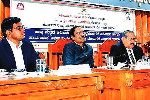 ದಾವಣಗೆರೆಯ ಜಿ.ಪಂ. ಸಭಾಂಗಣದಲ್ಲಿ ಗುರುವಾರ, ಜಿಲ್ಲಾಮಟ್ಟದ ಅಧಿಕಾರಿಗಳೊಂದಿಗೆ ಸಂವಾದದಲ್ಲಿ ಮಾನವ ಹಕ್ಕುಗಳ ಆಯೋಗದ ಹಂಗಾಮಿ ಅಧ್ಯಕ್ಷ ಟಿ. ಶಾಮ್ ಭಟ್, ಎಸ್.ಕೆ. ವಂಟಿಗೋಡಿ, ಜಿ.ಎಂ. ಗಂಗಾಧರ ಸ್ವಾಮಿ, ಗಿತ್ತೆ ಮಾಧವ ವಿಠ್ಠಲ ರಾವ್, ಉಮಾ ಪ್ರಶಾಂತ್, ಶಿವಕುಮಾರ ಶೀಲವಂತ ಇದ್ದರು.
