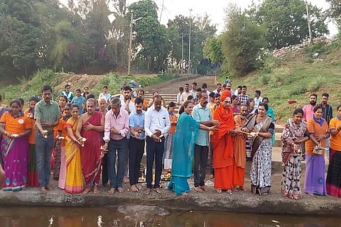 ಕುಶಾಲನಗರದ ಕಾವೇರಿ ಆರತಿ ಕ್ಷೇತ್ರದಲ್ಲಿ ನಮಾಮಿ ಕಾವೇರಿ ಮತ್ತು ಶ್ರೀ ಕ್ಷೇತ್ರ ಧರ್ಮಸ್ಥಳ ಗ್ರಾಮಾಭಿವೃದ್ಧಿ ಯೋಜನೆಯ ಸಹಯೋಗದೊಂದಿಗೆ 184ನೇ ಮಹಾ ಆರತಿ ಕಾರ್ಯಕ್ರಮ ನಡೆಯಿತು. ಸದಾಶಿವ ಸ್ವಾಮೀಜಿ, ್ರÃ ಸೋಮನಾಥನಂದ ಗಿರಿ ಸ್ವಾಮೀಜಿ, ಲೀಲಾವತಿ, ಕೆ.ಎಸ್. ಮೂರ್ತಿ, ಎಂ.ಎನ್. ಚಂದ್ರಮೋಹನ್, ಎಸ್.ಕೆ. ಸತೀಶ್ ಮತ್ತಿತರರು ಇದ್ದರು.