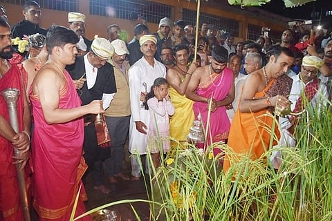ಹುತ್ತರಿ (ಪುತ್ತರಿ) ಹಬ್ಬದ ಹಿನ್ನೆಲೆಯಲ್ಲಿ ಮಡಿಕೇರಿಯ ಓಂಕಾರೇಶ್ವರ ದೇವಾಲಯದಲ್ಲಿ ಕದಿರು ಕತ್ತರಿಸುವ ಸಂದರ್ಭ ನಡೆಯುವ ಪೂಜೆ